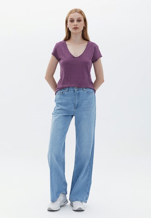 Pamuklu Tişört ve Bol Paça Pantolon Kombini