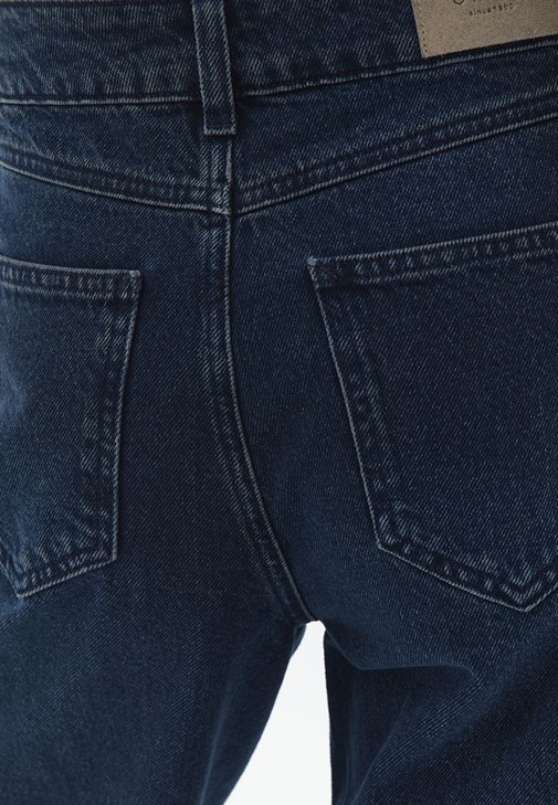 Denim Pantolon ve Deri Gömlek Kombini