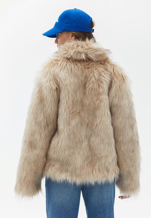 Kürk Kaban ve Pantolon Kombini