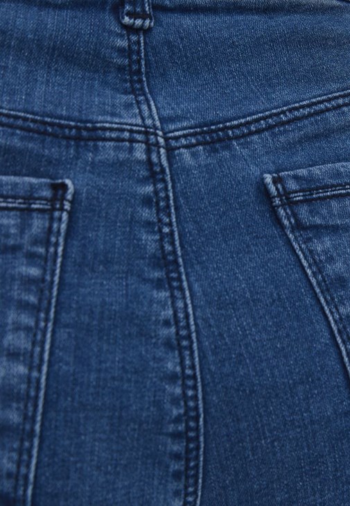 Düğmeli Pantolon ve Askısız Atlet Kombini