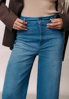 Denim Pantolon ve Crop Bluz Kombini