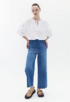 Denim Pantolon ve Crop Bluz Kombini