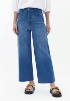 Denim Pantolon ve Crop Bluz Kombini