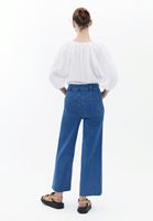 Denim Pantolon ve Crop Bluz Kombini