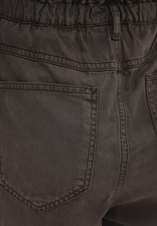 Baggy-Fit Pantolon ve Oversize Sweatshirt Kombini 