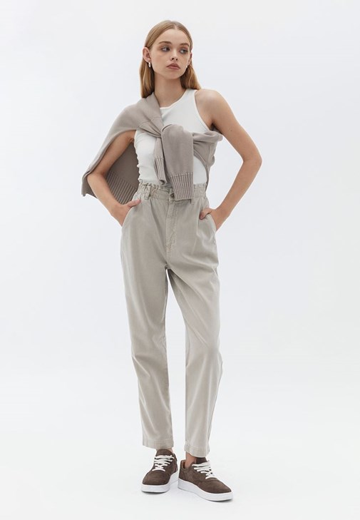 Baggy-Fit Pantolon ve Pamuklu Atlet Kombini