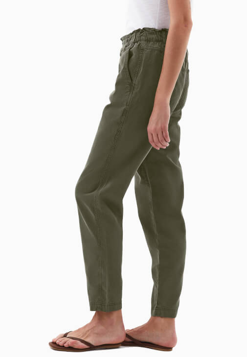 Tencel Baggy-Fit Pantolon ve Pamuklu Tişört Kombini