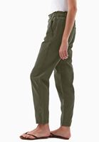 Tencel Baggy-Fit Pantolon ve Pamuklu Tişört Kombini