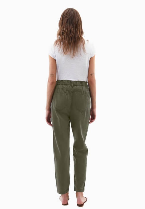 Tencel Baggy-Fit Pantolon ve Pamuklu Tişört Kombini