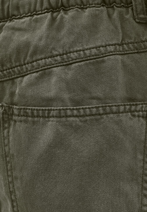 Tencel Baggy-Fit Pantolon ve Pamuklu Tişört Kombini