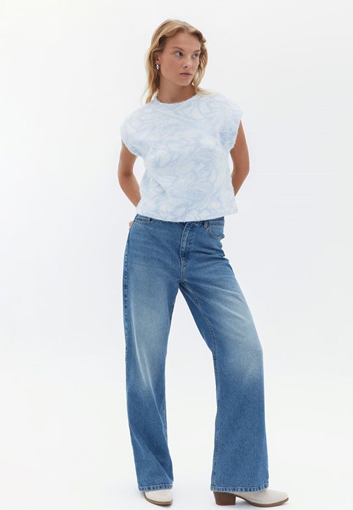 Jakarlı Crop Süveter ve Pantolon Kombini