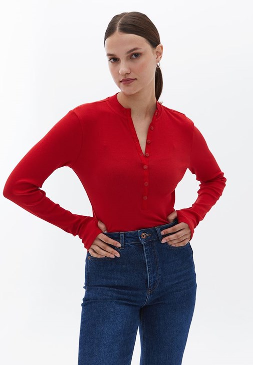 Düğme Detaylı Tişört ve Wide-Leg Jean Kombini