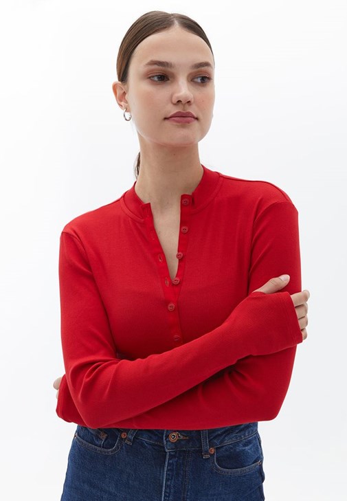 Düğme Detaylı Tişört ve Wide-Leg Jean Kombini