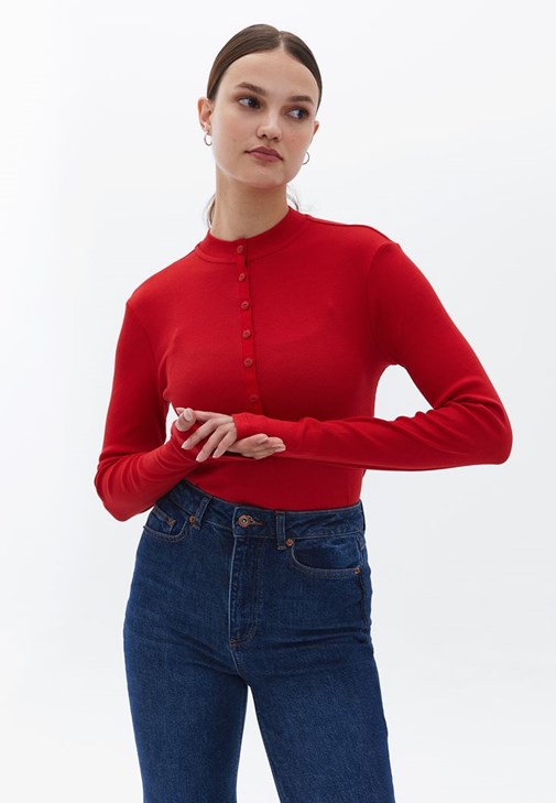 Düğme Detaylı Tişört ve Wide-Leg Jean Kombini