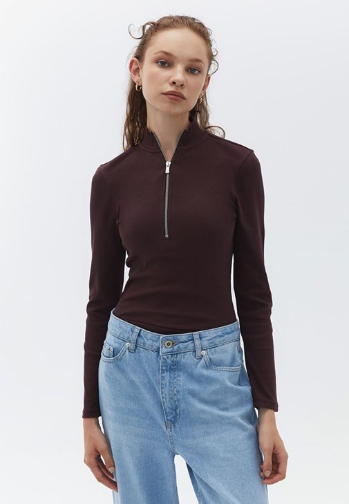 Yakası Fermuarlı Tişört ve Pantolon Kombini