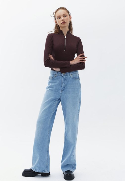 Yakası Fermuarlı Tişört ve Pantolon Kombini