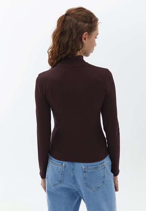 Yakası Fermuarlı Tişört ve Pantolon Kombini