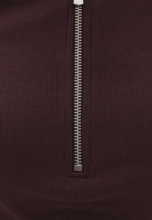 Yakası Fermuarlı Tişört ve Pantolon Kombini