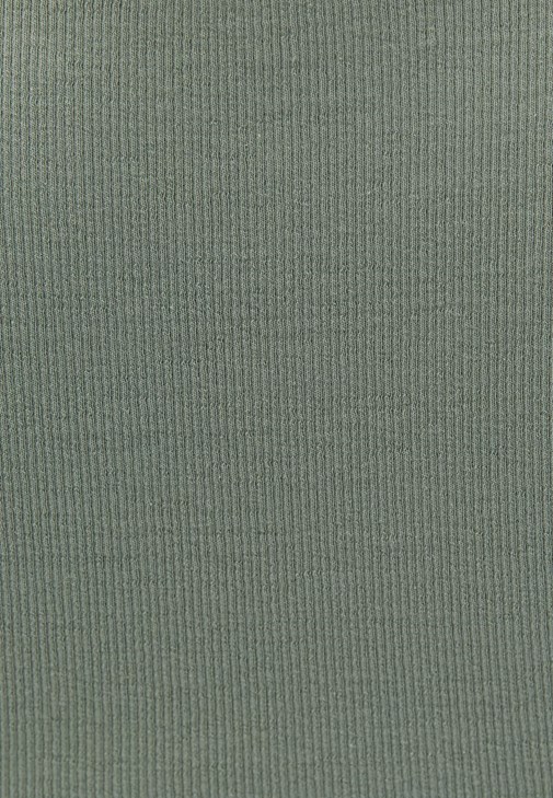 Pamuklu Atlet ve Mom-Fit Denim Pantolon Kombini