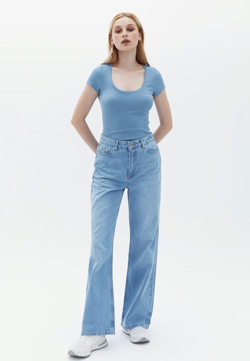 U Yaka Tişört ve Wide-Leg Denim Pantolon Kombini