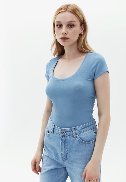 U Yaka Tişört ve Wide-Leg Denim Pantolon Kombini