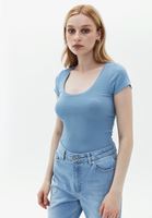 U Yaka Tişört ve Wide-Leg Denim Pantolon Kombini