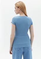 U Yaka Tişört ve Wide-Leg Denim Pantolon Kombini