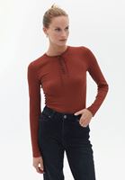 Bağlamalı Tişört ve Bootcut Pantolon Kombini