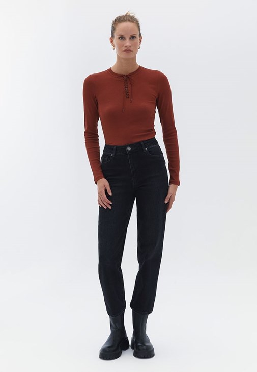 Bağlamalı Tişört ve Bootcut Pantolon Kombini
