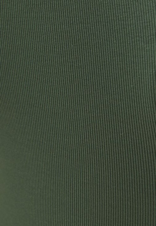 Bot Yaka Tişört ve Denim Pantolon Kombini