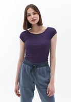 Bot Yaka Tişört ve Orta Bel Pantolon Kombini