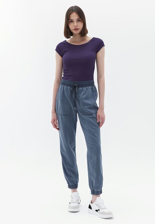 Bot Yaka Tişört ve Orta Bel Pantolon Kombini