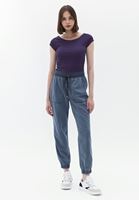 Bot Yaka Tişört ve Orta Bel Pantolon Kombini