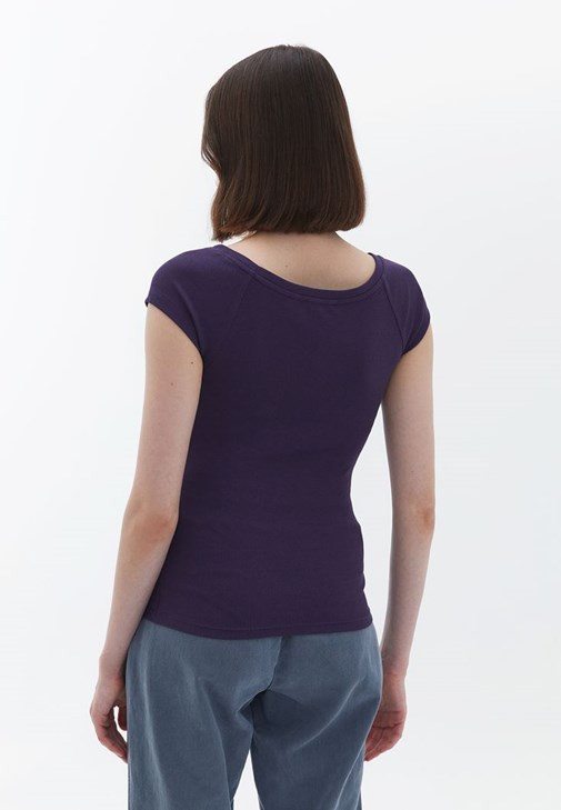 Bot Yaka Tişört ve Orta Bel Pantolon Kombini