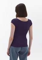 Bot Yaka Tişört ve Orta Bel Pantolon Kombini