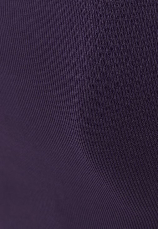 Bot Yaka Tişört ve Orta Bel Pantolon Kombini