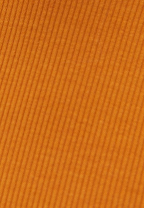 Balıkçı Yaka Tişört ve Deri Ceket Kombini