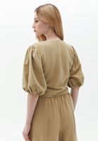 Crop Bluz ve Keten Karışımlı Pantolon Kombini