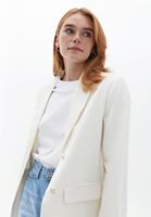 Blazer Ceket ve Pamuklu Şort Kombini