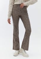 Crop Hırka ve Deri Pantolon Kombini