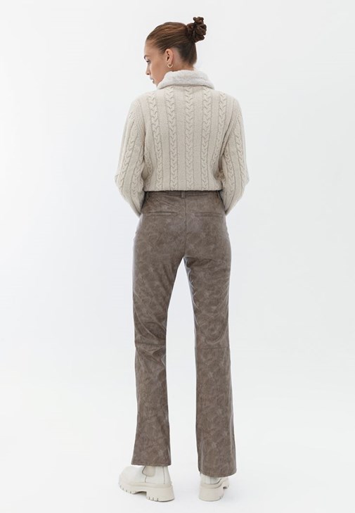 Crop Hırka ve Deri Pantolon Kombini