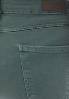 Skinny-Fit Pantolon ve Oversize Tişört Kombini