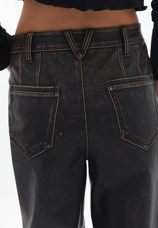 Deri Gömlek ve Deri Pantolon Kombini