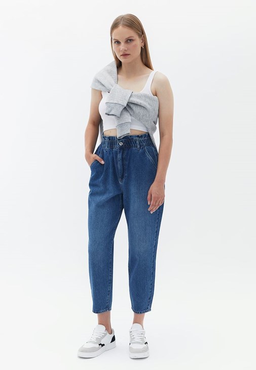 Baggy-Fit Pantolon ve Dikişsiz Atlet Kombini