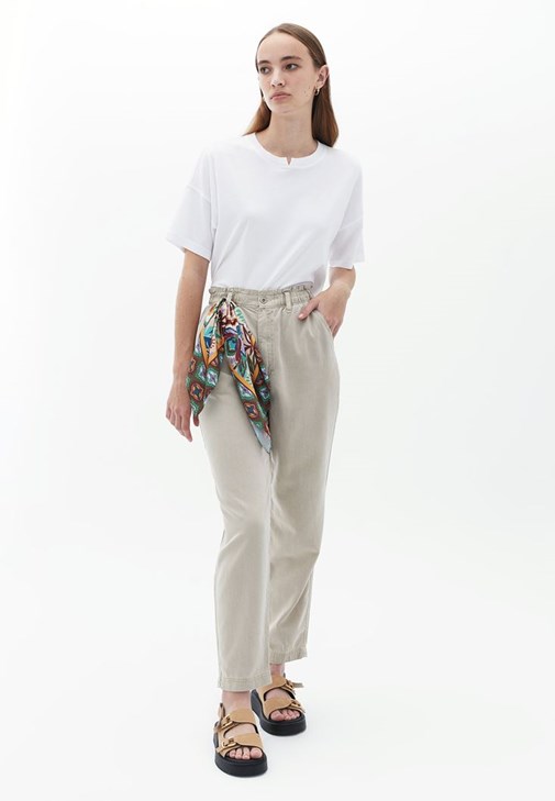 Baggy-Fit Pantolon ve Crop Tişört Kombini