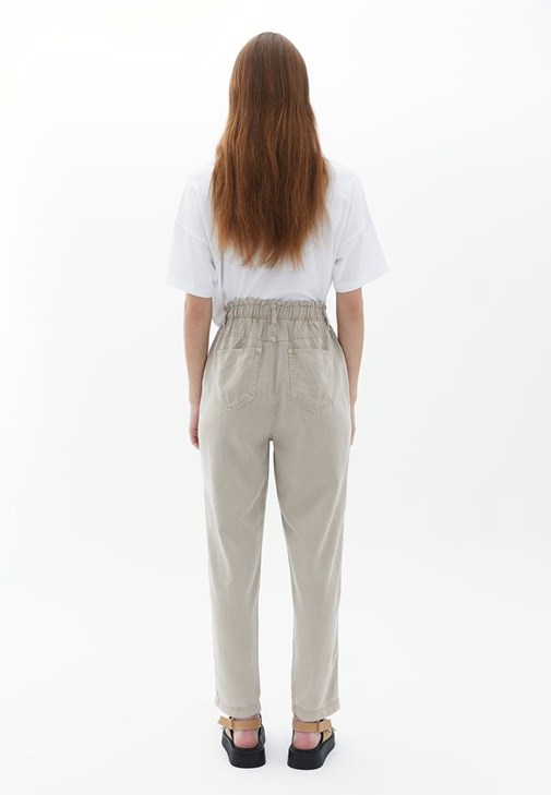 Baggy-Fit Pantolon ve Crop Tişört Kombini