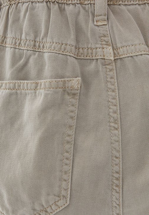 Baggy-Fit Pantolon ve Crop Tişört Kombini