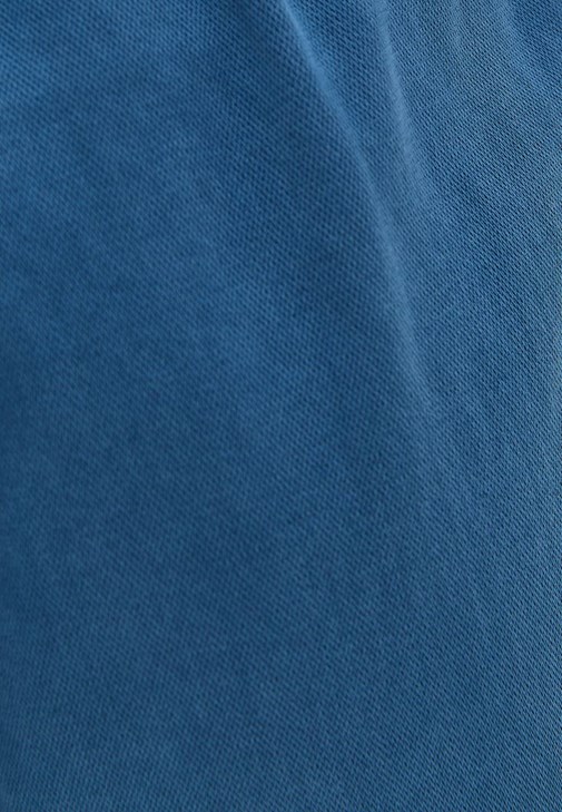 Orta Bel Jogger Pantolon ve Crop Tişört Kombini