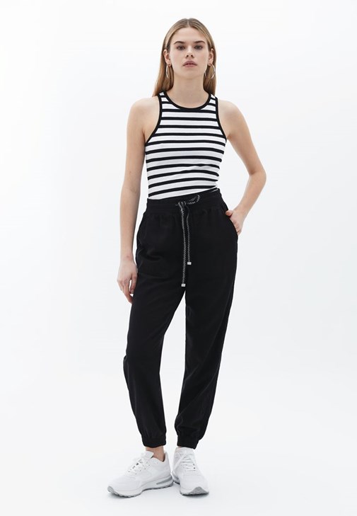 Çıtçıt Detaylı Kazak ve Jogger Pantolon Kombini