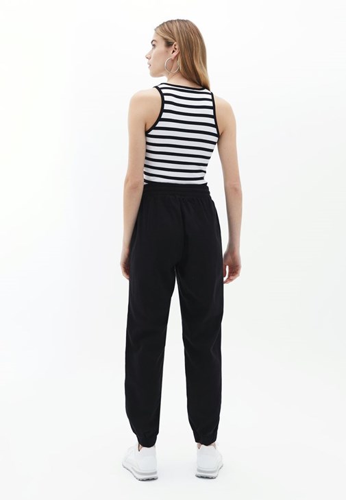 Çıtçıt Detaylı Kazak ve Jogger Pantolon Kombini